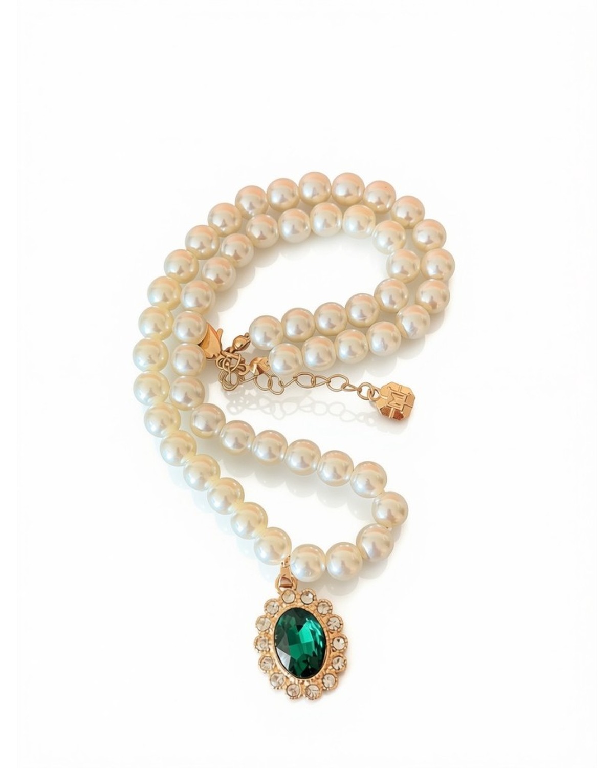 Mango pearl necklace with emerald crystal pendant